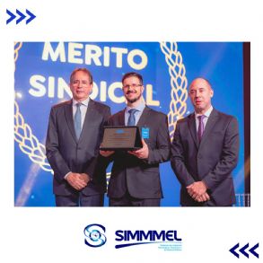 Presidente do SIMMMEL Eliel Burigo Borges, recebe a placa bronze pelos 25 anos de filiao  FIESC